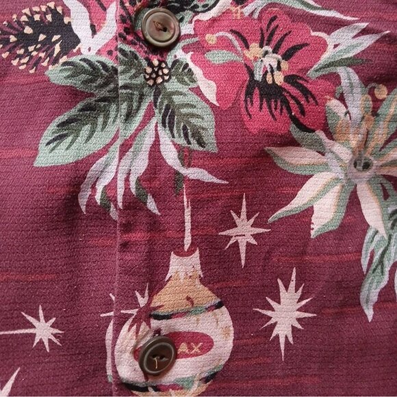 Vntg TOMMY BAHAMA Hawaiian CHRISTMAS Shirt -Hula Poinsettias Santa Hats - Picture 4 of 8